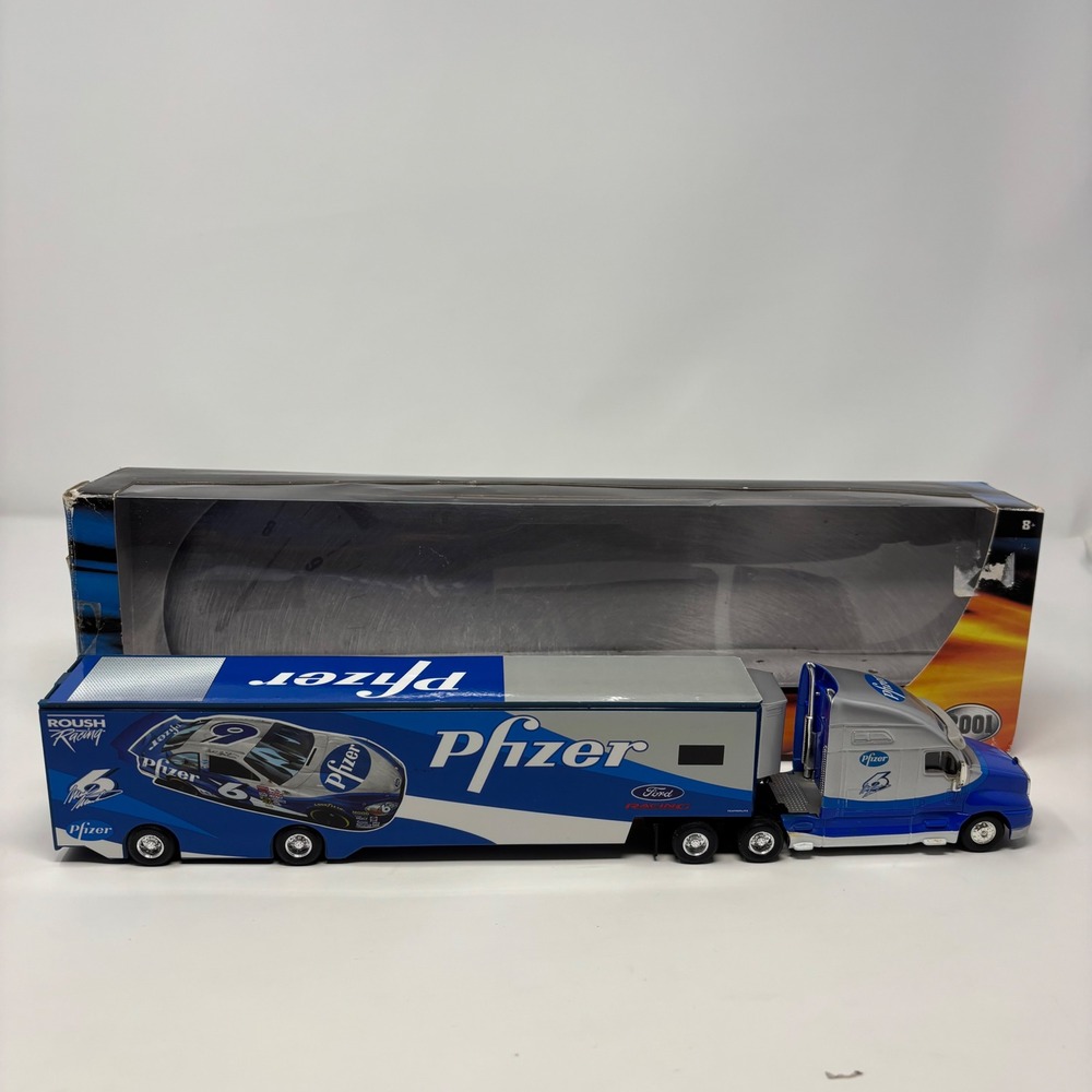 Hot Wheels Racing Kenworth T2000 Pfizer Mark Martin #6 Hauler Transporter 50406